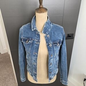 Light Blue Denim Jean Jacket Womens Classic Fitted Jean Jacket